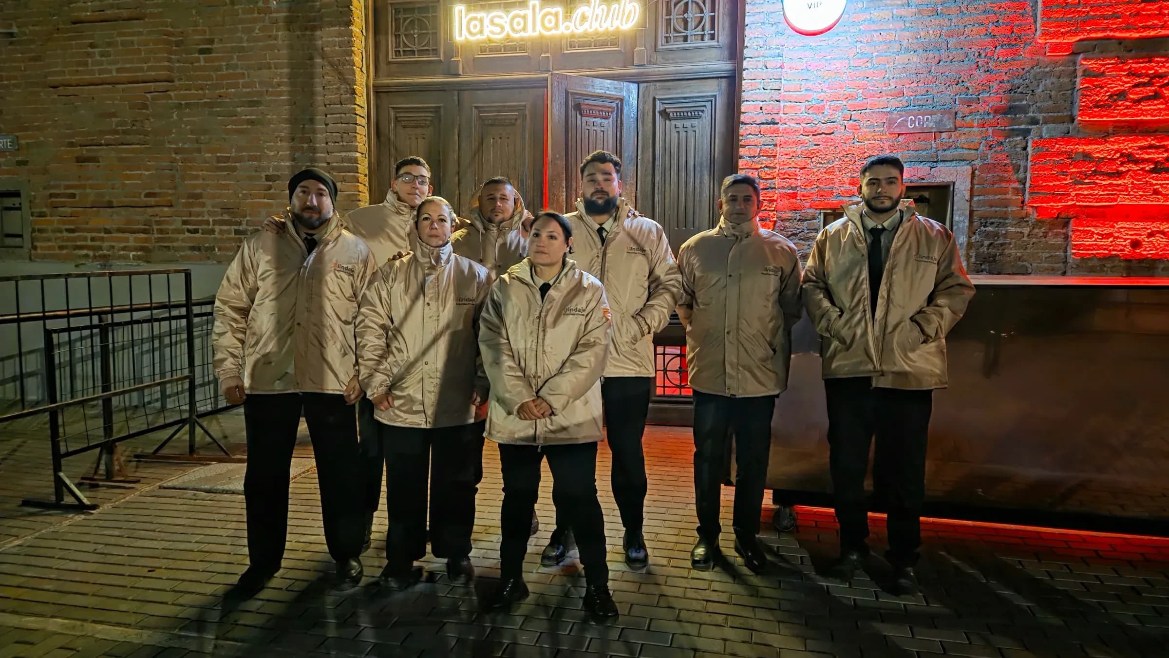 Nuestro equipo de vigiladores vestidos con nuestro uniforme de invierno, camperas personalizadas a medida con logos e identidad de la marca. Realizando el servicio a Black Jagger Club, un espacio de entretenimiento nocturno en Mendoza, con una concurrencia promedio de 800 personas.